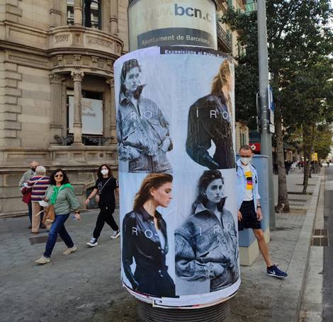 carteles en calle aragon de barcelona